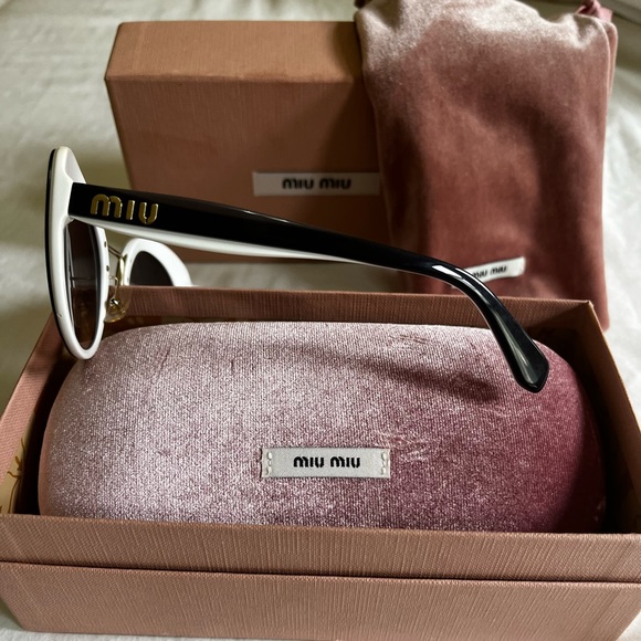 Chic Miu Miu sunglasses. - Picture 4 of 6